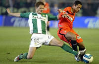 Vogel - Adriano - Betis-Sevilla (AFP)