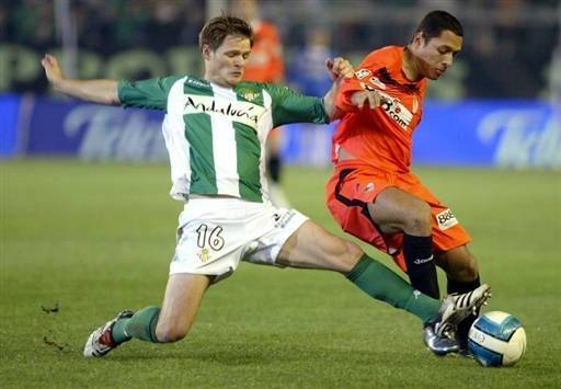 Vogel - Adriano - Betis-Sevilla (AFP)