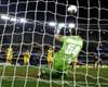 Sorrentino para il rigore a Milito in Chievo-Inter (Serie A)