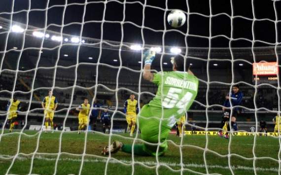 Sorrentino para il rigore a Milito in Chievo-Inter (Serie A)