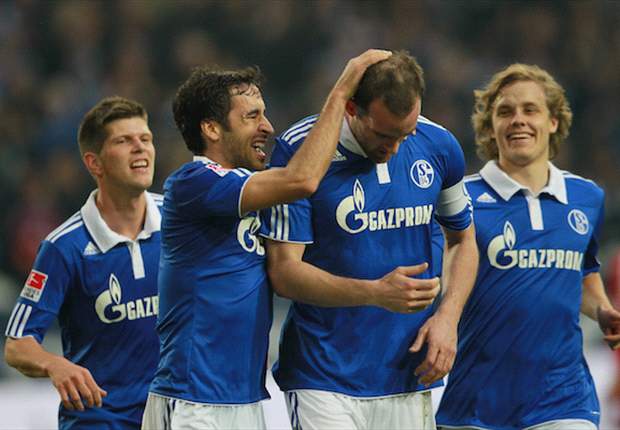 Van der Vaart would be perfect for Schalke, says Metzelder