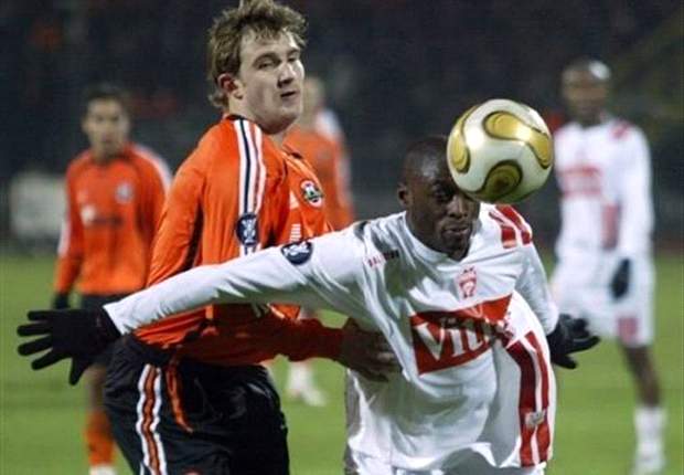 Shakhtar signs Brazil forward Maicon