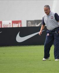 Marquinhos treina sob olhares de Tite