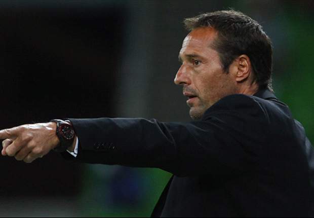 "¡Viva Mexico!" exclaims new Chivas manager John Van't Schip upon arrival