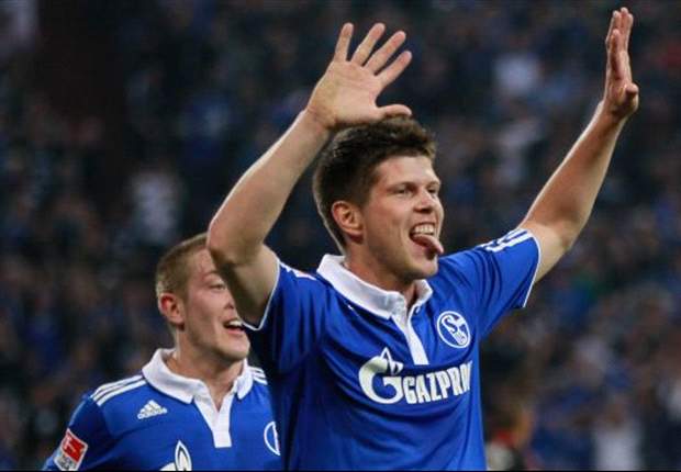 Nach dem Schalker Remis in Augsburg - Klaas-Jan Huntelaar mit Blaulicht zur Mannschaft