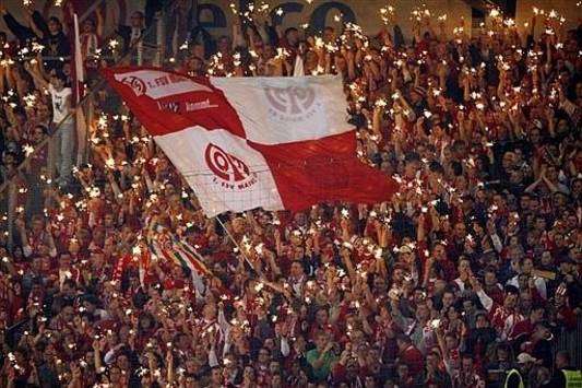 Bundesliga: Gänsehautstimmung im Mainzer Fanblock (AFP)