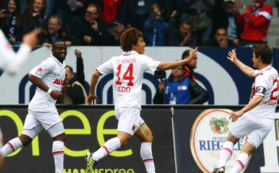 Augsburg feiert den Führungstreffer durch Koo gegen Köln