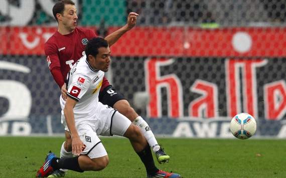 Cherundolo und Arango kämpfen um den Ball