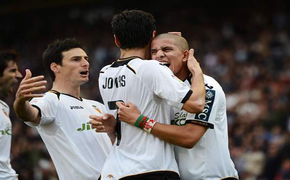 Jonas, Aritz Aduriz y Sofiane Feghouli celebran un gol con el Valencia