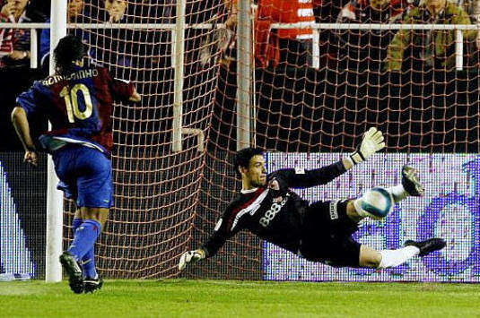 İspanya: Palop, Ronaldinho'nun Penaltısını Kurtarırken (Sevilla-Barcelona) (AFP)