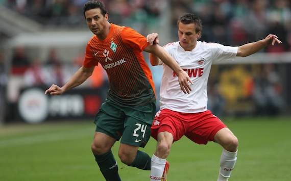 Claudio Pizarro behauptet das Leder