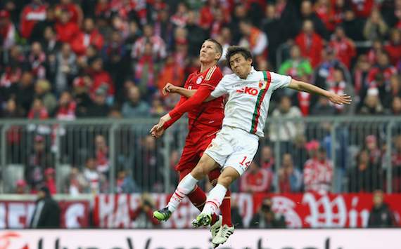 Schweinsteiger im Kopfballduell mit Koo