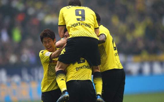 Schalke v Borussia Dortmund;Shinji Kagawa; Roberto Lewandowski