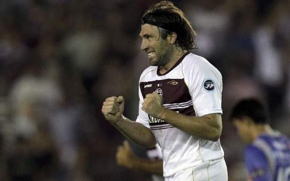 Corinthians target Lanus' Mariano Pavone