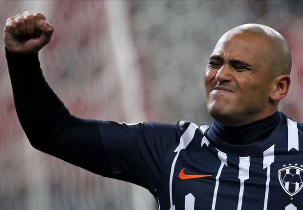 Humberto Suazo, suspendido un partido por echarse clavado ante Toluca