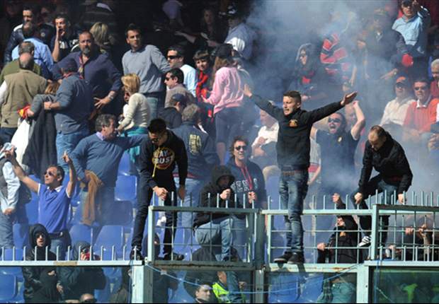Genoa sotto 0-4 in casa col Siena, scoppia la protesta dei tifosi: 'Toglietevi la maglia'. Lacrime e fumogeni, il calcio si ferma...