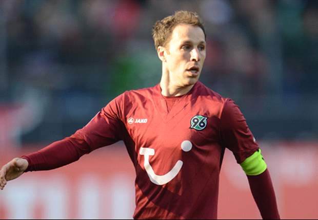 Veteran U.S. right back Cherundolo undergoes knee surgery