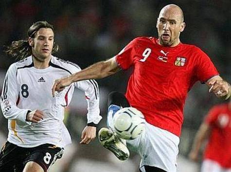 EM-Qualifikation (D): Torsten Frings stoppt Jan Koller (AFP)