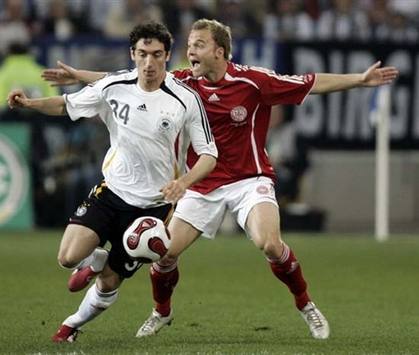 Debütant Roberto Hilbert im Duell mit Dänemarks Lars Jacobsen (AFP)