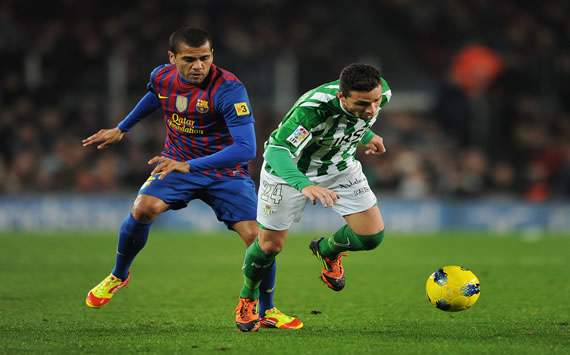 Dani Alves y Ruben Castro durante un Barcelona-Betis de la Liga BBVA
