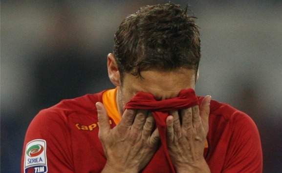 Totti dopo aver fallito il rigore in Roma-Catania (Serie A, Getty Images)