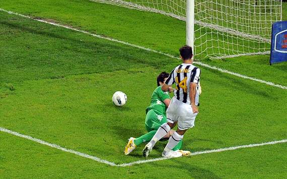 Mirko Vucinic (J), Michael Agazzi (C) - Cagliarii-Juventus - Serie A (Getty Images)