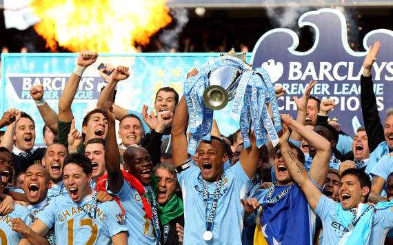 EPL - Manchester City v Queens Park Rangers, Vincent Kompany lifts the trophy