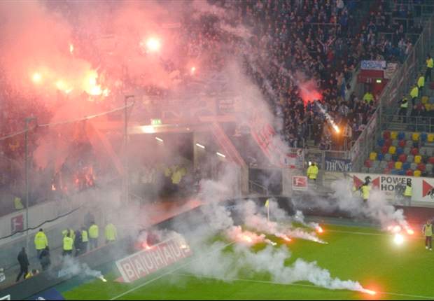 Fans stürmen den Rasen, Bengalos werden gezündet: Hertha BSC geschockt!