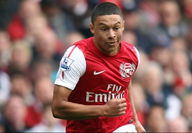 Oxlade-Chamberlain suffers new injury but Walcott set for sub role against Manchester United