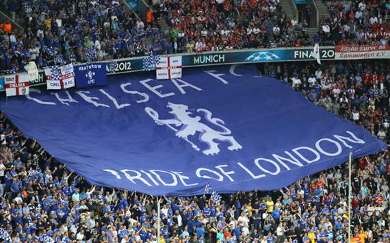 Chelsea flag, Chelsea logoو Chelsea fans in munchin