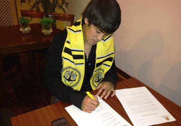 Nazmi Faiz signs with Beira-Mar