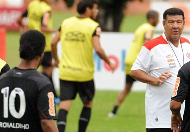 A colisão cada vez mais próxima entre Ronaldinho Gaúcho e Joel Santana no Flamengo
