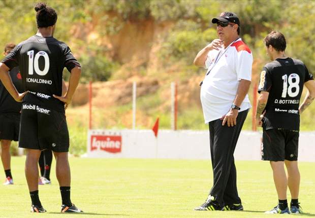 Joel afirma que fez certo sobre substituição de R10 contra o Internacional