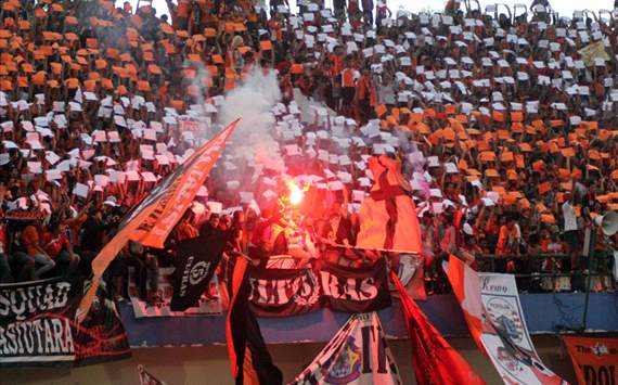 Jakmania - Persija (GOAL.com/Abi Yazid)
