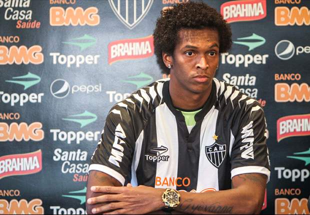 Jô 'esquece' polêmicas e agradece confiança em apresentação no Galo
