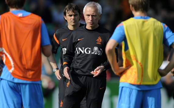 Bert van Marwijk geeft uitleg tijdens de training van Oranje