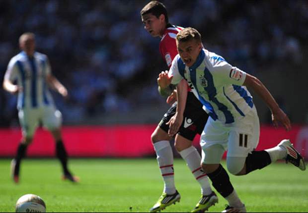 Ammonito due volte, non viene espulso: l'errore dell'arbitro salva Helan e lo Sheffield Wednesday