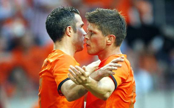 Klaas-Jan Huntelaar feliciteert Robin van Persie (Nederland - Bulgarije)