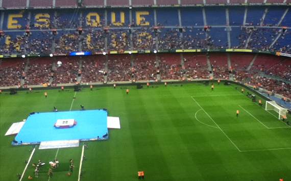 Un hombre le pide la mano a su novia en el Camp Nou