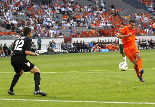 Better for Netherlands to lose now rather than at Euro 2012, says Van Persie