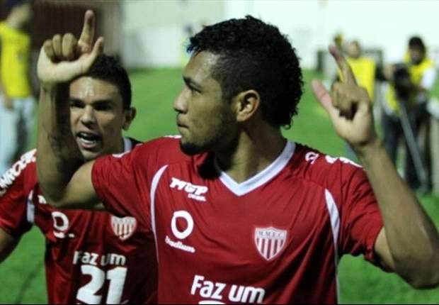 Hernane comemora primeiro gol pelo Flamengo