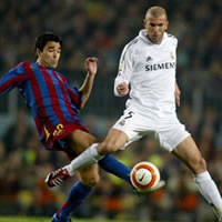 Liga: Deco (Barcelona) and Zidane (Real Madrid) (AFP)
