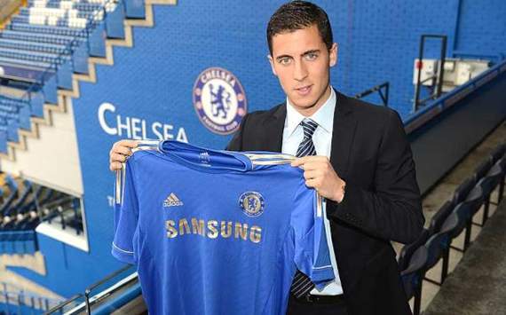 Eden Hazard posando con la camiseta del Chelsea