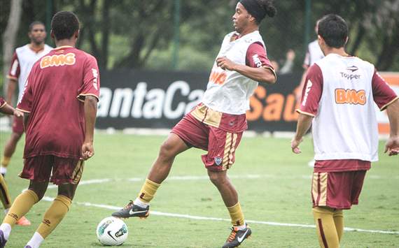 Exame médico de Ronaldinho causa alvoroço em Minas