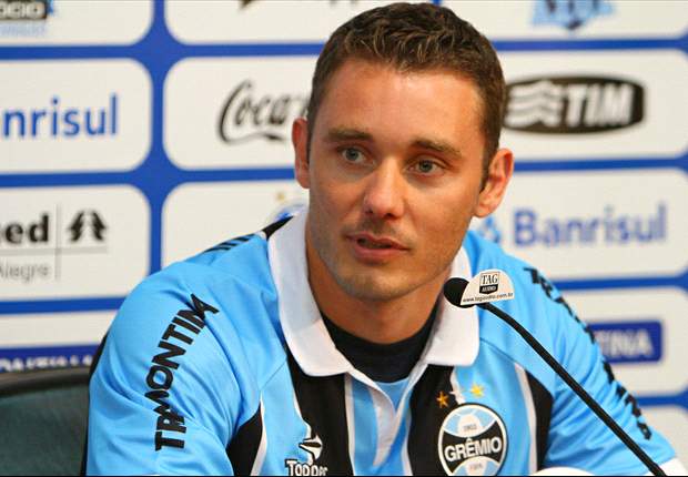 Fábio Aurélio viaja para rescindir com o Liverpool 