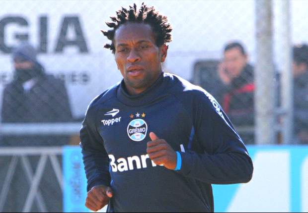Zé Roberto participa de primeiro coletivo no Grêmio