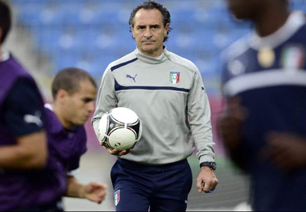 De Rossi e Balotelli non giocano, Prandelli è più preoccupato per Super Mario: "Rischia di bruciarsi". Su Cassano invece...