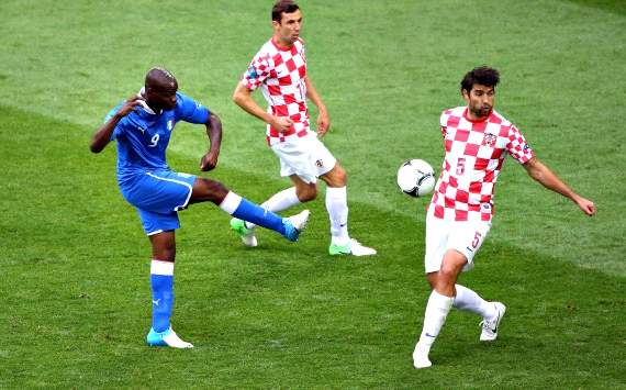 Il tiro di Mario Balotelli, respinto da Vedran Corluka - Italia-Croazia