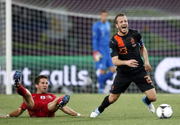 Van der Vaart disappointed with Netherlands snub