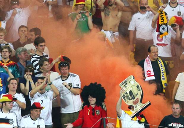 DFB berät sich: Unbelehrbare mit Neonazi-Banner im deutschen Block gegen Dänemark